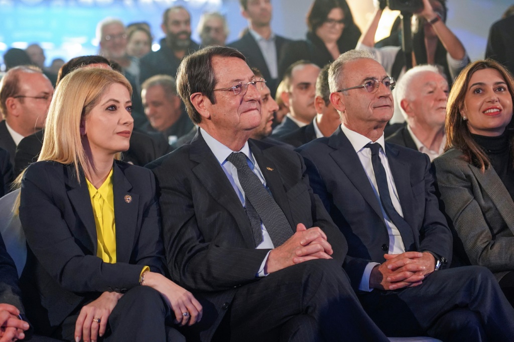  من اليسار: رئيسة البرلمان القبرصي أنيتا ديميتريو والرئيس نيكوس أناستاسياديس والمرشح الرئاسي أفيروف نيوفيتو خلال فعالية انتخابية في لارنكا الساحلية (جنوب) في 27 كانون الثاني/يناير 2023 (ا ف ب)