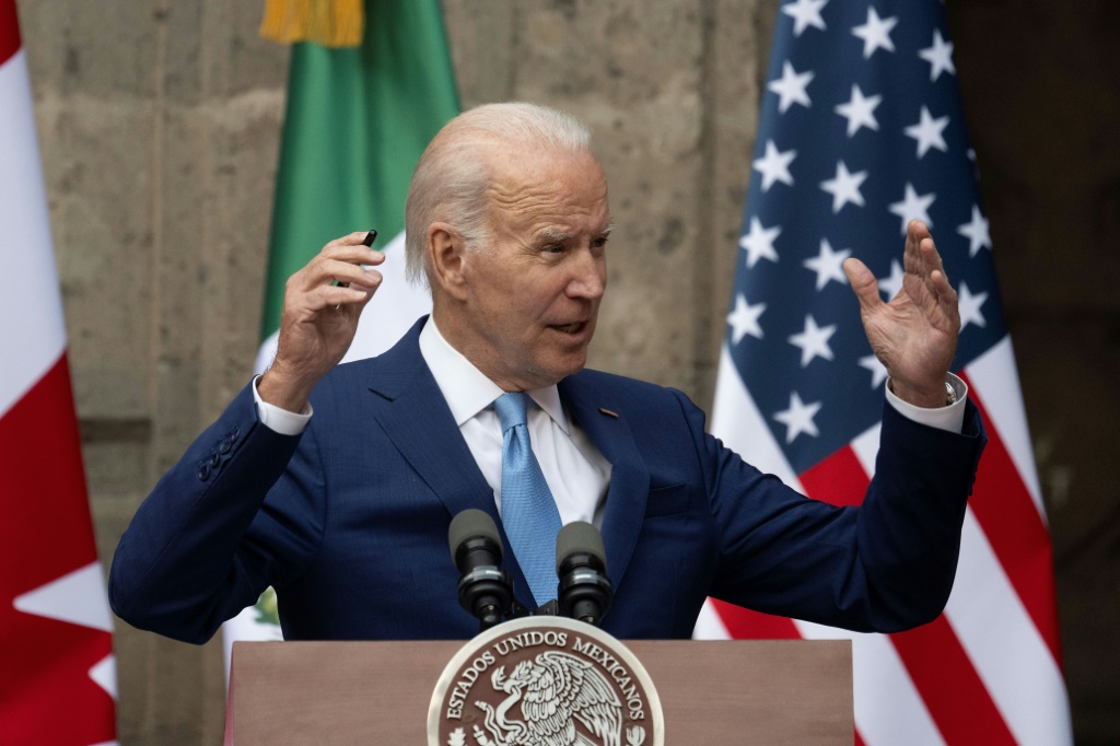 الرئيس الأميركي جو بايدن يتحدّث للصحافيين في مكسيكو في أعقاب قمة أميركية-كندية-مكسيكية في 10 ك2/يناير 2023 (ا ف ب)