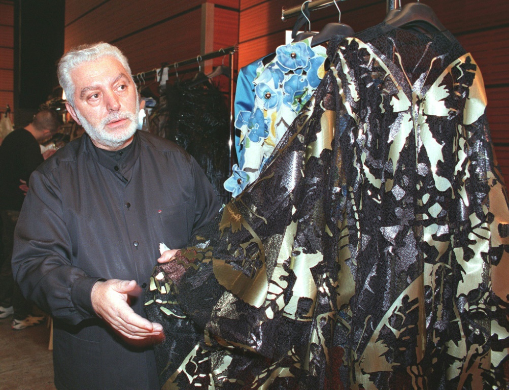 مصمم الأزياء الإسباني باكو رابان يعاين فستاناً من نصميمه في 20 كانون الثاني/يناير 1999 قبل عرض أزياء في باريس (ا ف ب)