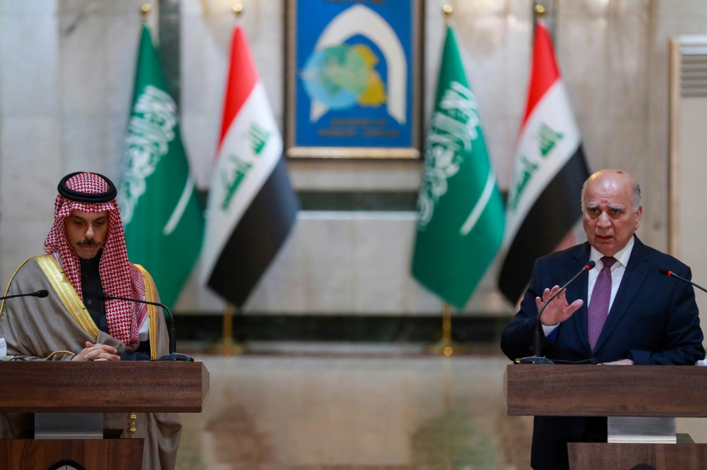 وزير خارجية العراق فؤاد حسين (يمين) خلال مؤتمر صحافي مع نظيره السعودي فيصل بن فرحان في بغداد في الثاني من شباط/فبراير 2023 (ا ف ب)