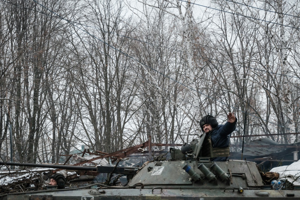 جندي أوكراني في آلية قتالية في باخموت في الثالث من شباط/فبراير 2023 (ا ف ب)