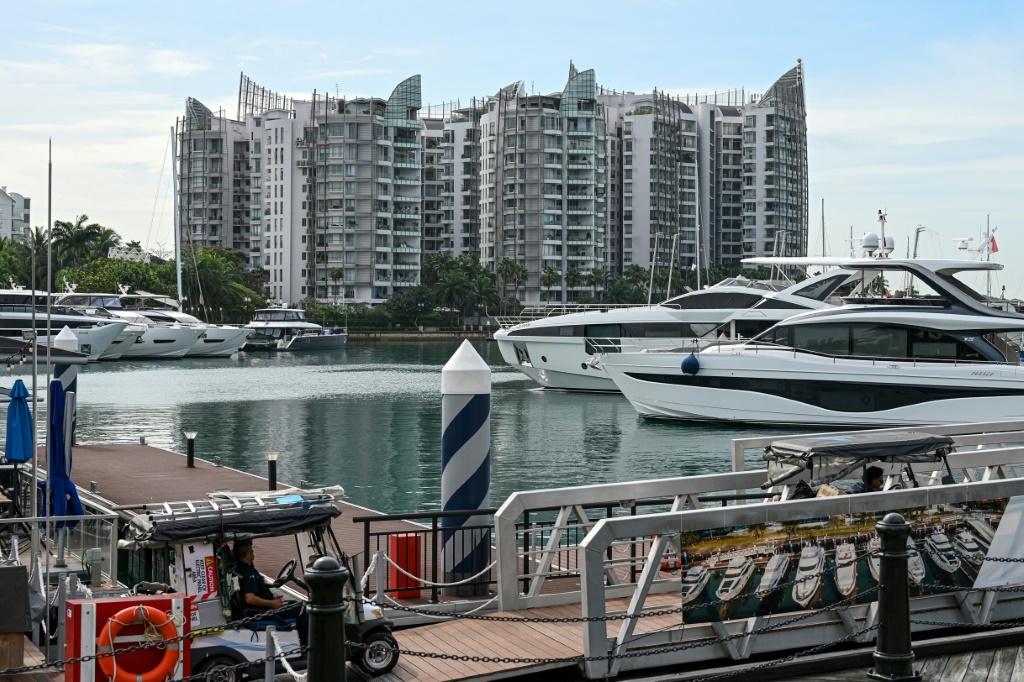يتجه الصينيون الأثرياء بشكل متزايد إلى سنغافورة بسبب قلقهم بشأن مصير ثرواتهم ، الأمر الذي يمثل علامة فارقة في جميع المربعات لإعادة توطين كبار رجال الأعمال. (أ ف ب)   