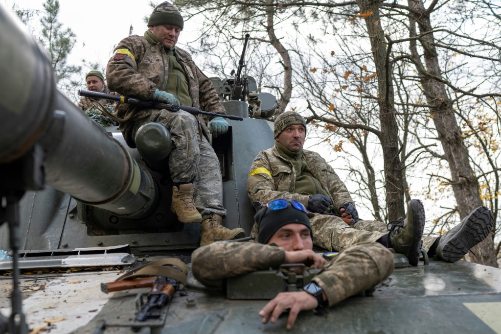 قد يكون من المنطقي أكثر أن يهاجم الروس على عدة جبهات، فالهدف هو الحفاظ على الضغط على القوات الأوكرانية (ا ف ب)