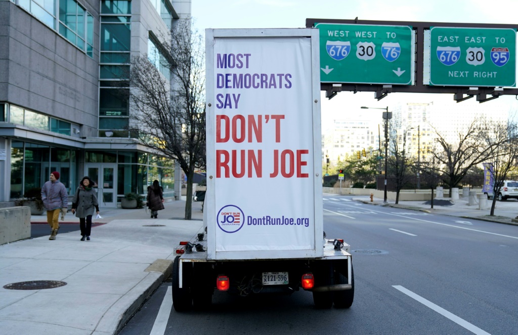   أظهرت شاحنة خارج المؤتمر الشتوي للديمقراطيين في فيلادلفيا أنه ليس كل الديمقراطيين يدعمون جو بايدن لولاية ثانية (ا ف ب)