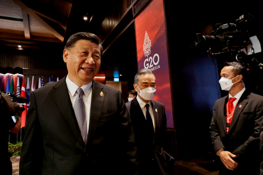    يحضر الرئيس الصيني شي جين بينغ ووزير الخارجية الصيني آنذاك وانغ يي قمة مجموعة العشرين في بالي في 16 نوفمبر 2022 (ا ف ب)   