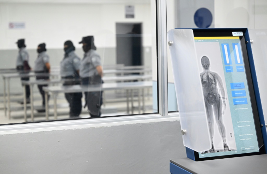 آلات مسح أجسام زوار سجن جديد في السلفادور لاعتقال أفراد عصابات "ماراس" في تيكولوكا في الثاني من شباط/فبراير 2023 (ا ف ب)