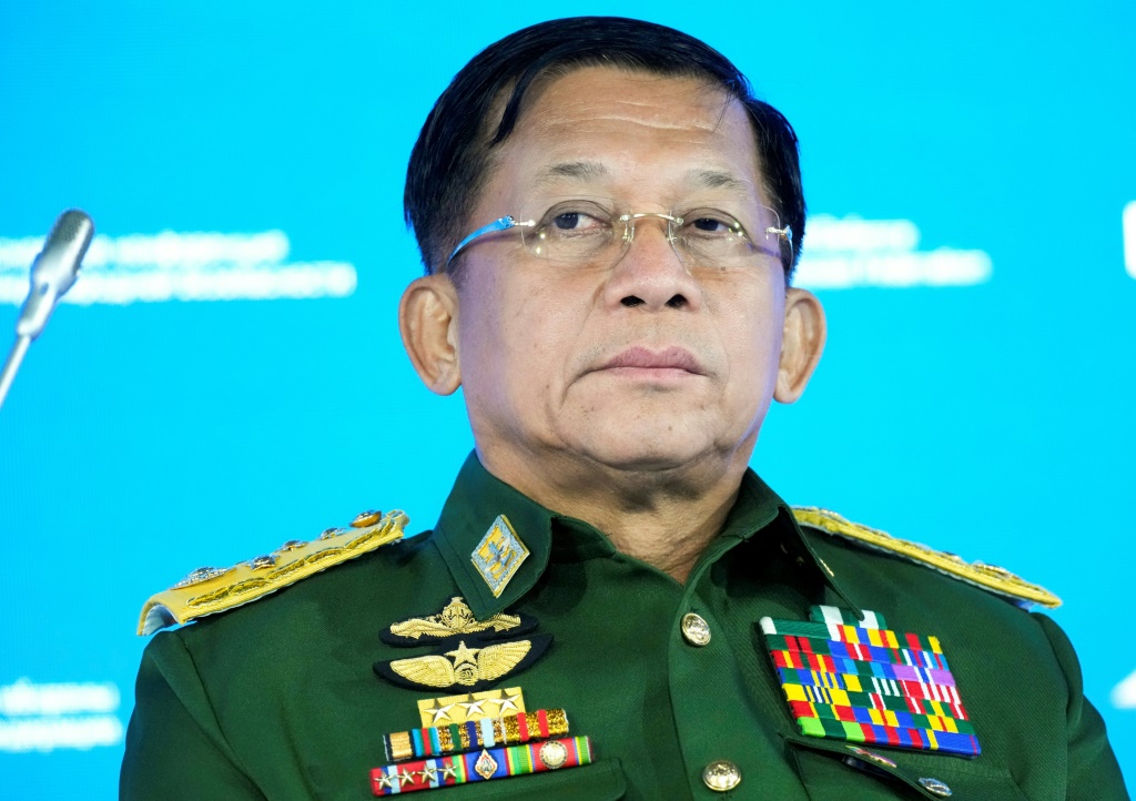 الجنرال البورمي مين أونغ هلاينغ في موسكو في 23 حزيران/يونيو 2021 (ا ف ب)