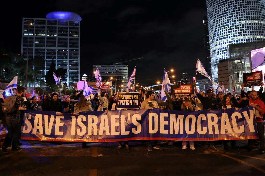 أصبحت الاحتجاجات حدثًا أسبوعيًا في أمسيات السبت منذ تنصيب الحكومة الجديدة بقيادة رئيس الوزراء الإسرائيلي بنيامين نتانياهو في كانون الأول/ديسمبر (ا ف ب)