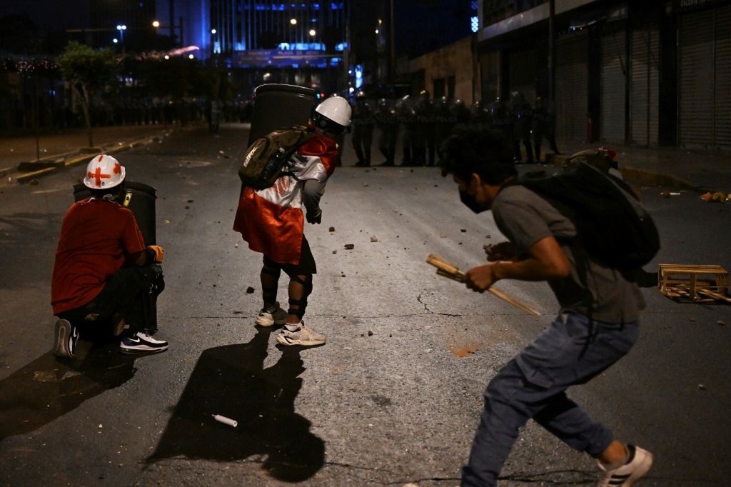 مواجهات بين الشرطة ومتظاهرين في العاصمة البيروفية ليما في 04 شباط/فبراير 2023 (ا ف ب)