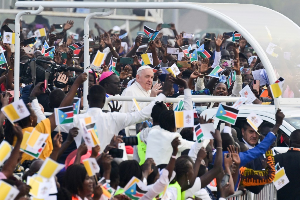 البابا فرنسيس يحيي الحشود في جوبا بجنوب السودان في 05 شباط/فبراير 2023 (ا ف ب)