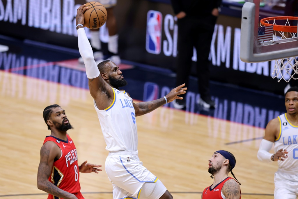 نجم لوس أنجليس ليبرون جيمس يسجل في سلة نيو أورليانز بيليكانز في 4 شاط/فبراير 2023 (ا ف ب)