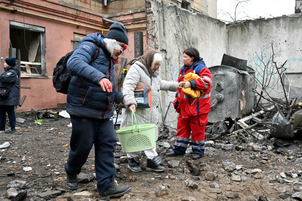    سكان خاركيف يغادرون منازلهم بعد هجوم صاروخي روسي (ا ف ب)