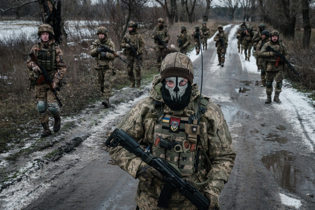 وقال الرئيس الأوكراني فولوديمير زيلينسكي إن القوات ستقاتل من أجل باخموت ما دامت قادرة على ذلك (ا ف ب)
