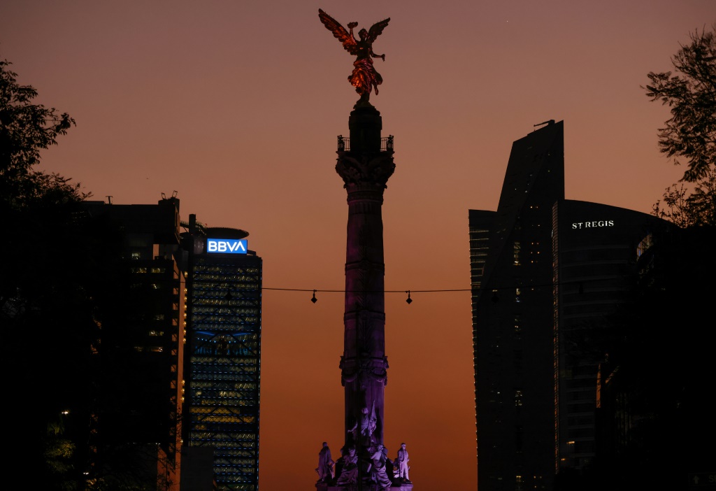تمثال ملاك الاستقلال في وسط مكسيكو بتاريخ 25 كانون الثاني/يناير 2023 (ا ف ب)