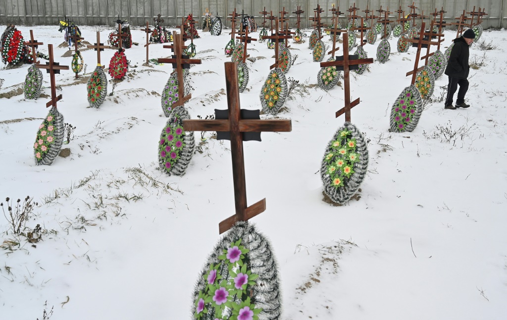 وفي ضاحية بوكا في كييف ، تم العثور على مئات الجثث بعد طرد الجيش الروسي في مارس / آذار الماضي (ا ف ب)