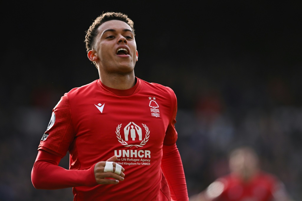 الويلزي برينن جونسون يحتفل بهدفه لصالح نوتنغهام فوريست ضد ليدز يونايتد في الدوري الانكليزي لكرة القدم في 5 شباط/فبراير 2023 (ا ف ب)