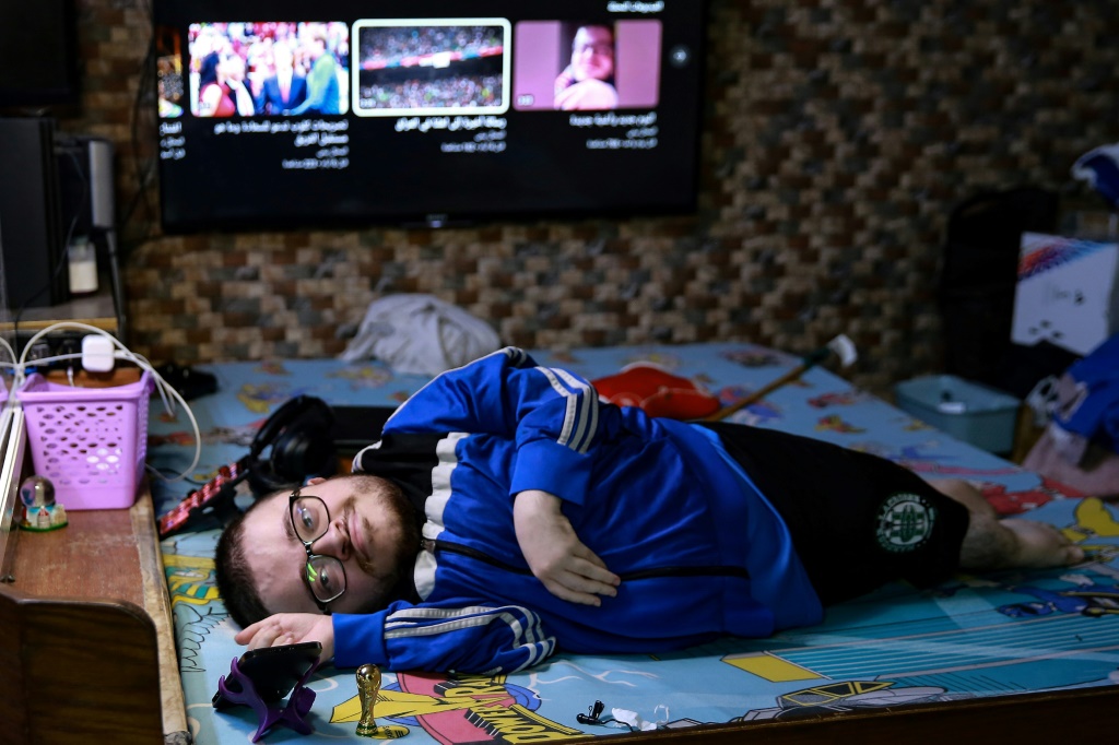 الأردني عامر أبو نواس ممددا على سريره في منزله في محافظة الزرقاء في الأردن في 23 كانون الثاني/يناير 2023 (ا ف ب)