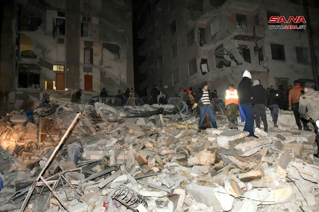 كافح رجال الإنقاذ للوصول إلى الناجين في تركيا ، وكان الكثير منهم لا يزالون نائمين عندما وقع الزلزال (ا ف ب)