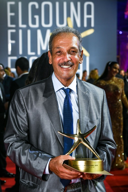 الممثل التونسي محمد الظريف في صورة أرشيفية مؤرخة في 28 أيلول/سبتمبر 2018 يبدو فيها وهو يحمل جائزة أفضل ممثل خلال مهرجان الجونة في مصر (ا ف ب)