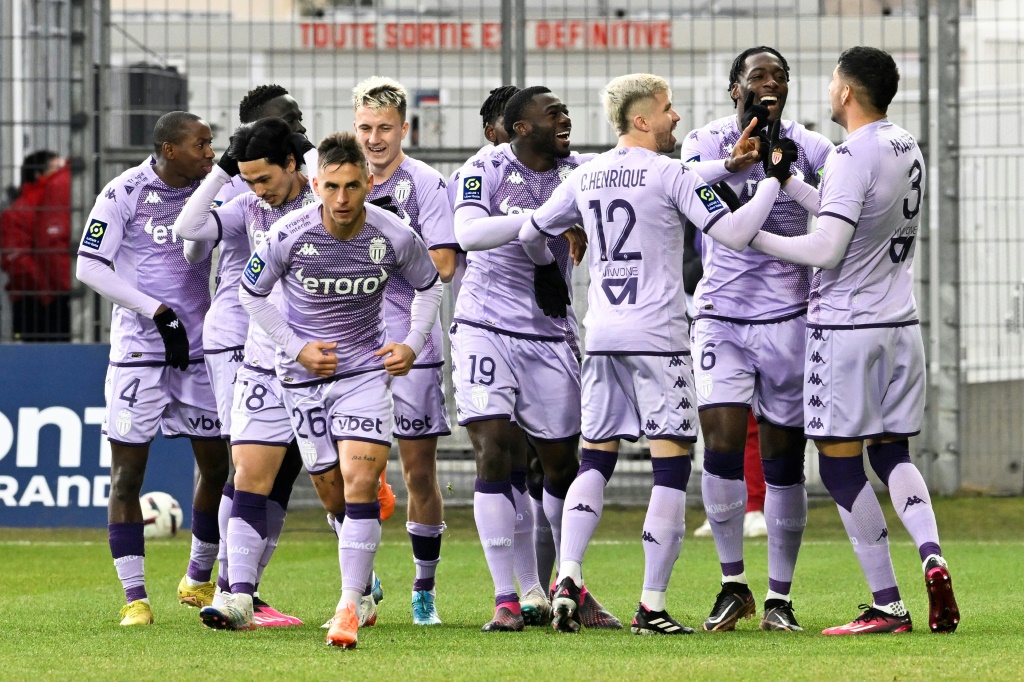لاعبو موناكو يحتفلون بهدف التقدم للمدافع التشيلي غييرمو ماريبان على كليرمون فيران في الدوري الفرنسي لكرة القدم على ملعب غابرييل مونبيي في كليرمون فيران وسط فرنسا في 5 شباط/فبراير 2023 (ا ف ب)