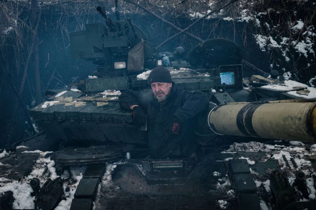 المتطوع فولوديمير ، 57 عامًا ، كان أول من قاد T-64s عندما كان مجندًا في الجيش السوفيتي في منتصف الثمانينيات. (ا ف ب)
