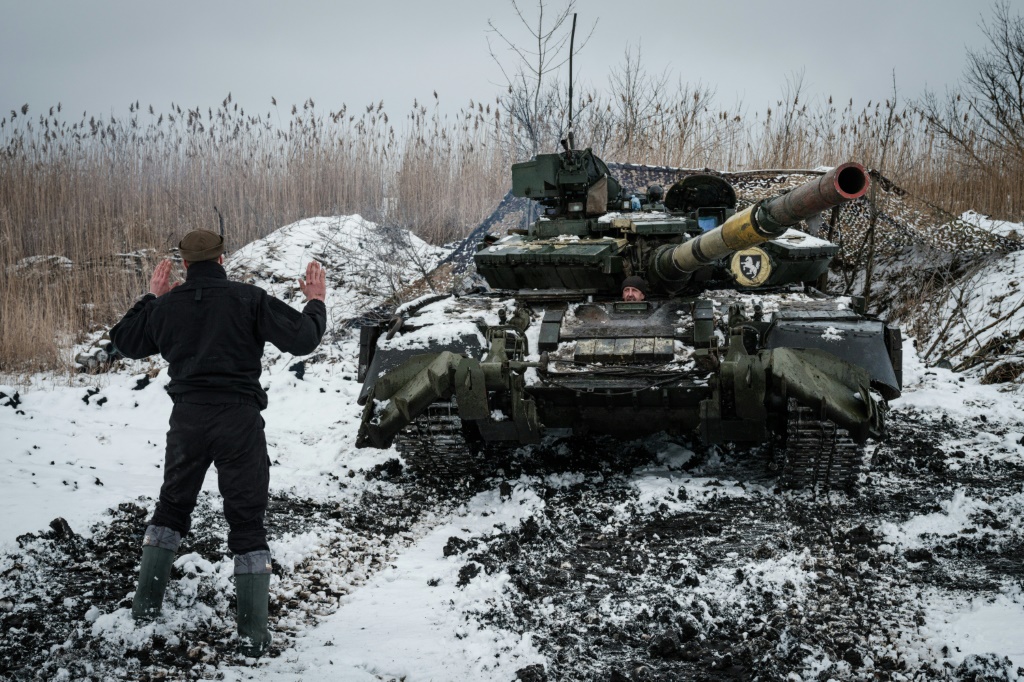    تستخدم أوكرانيا دبابات T-64 القديمة التي تعود إلى الحقبة السوفيتية في القتال ضد القوات الروسية (ا ف ب)