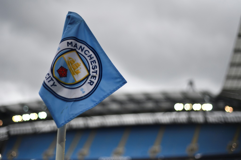 علم ركنية قبل مباراة مانشستر سيتي ووست بروميتش ألبيون على ملعب الاتحاد في مانشستر في الدوري الانكليزي في 16 ايار/مايو 2017. (ا ف ب)