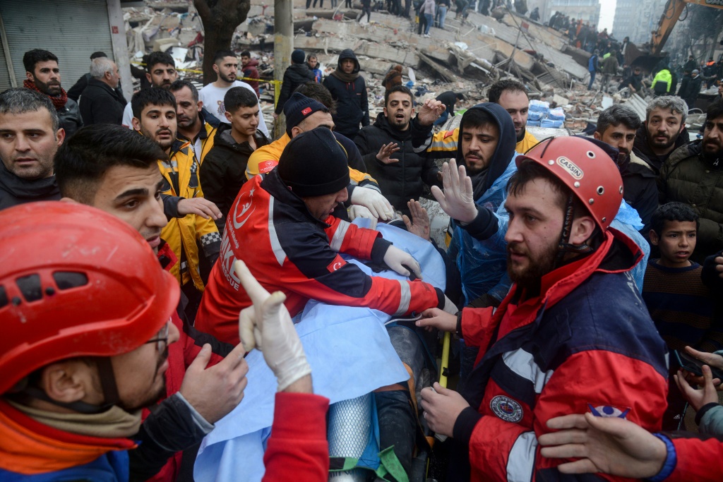 دمرت الزلازل المباني في المدن الكبرى على طول الحدود التركية مع سوريا (ا ف ب)