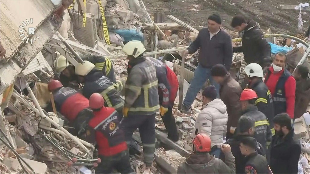    عمال الإنقاذ يبحثون عن ناجين بعد الزلزال الذي ضرب ديار بكر تركيا (ا ف ب)   