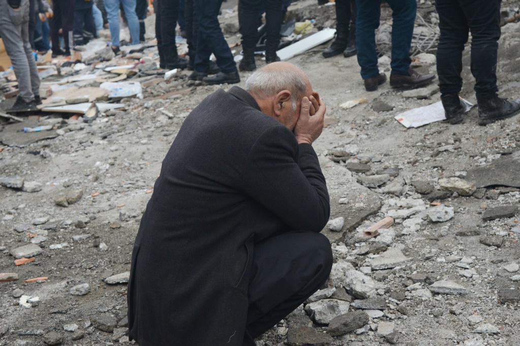    فقد الناجون من أكبر زلزال شهدته تركيا منذ ما يقرب من قرن أحباءهم ومنازلهم (أ ف ب)