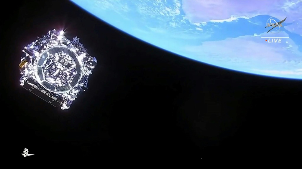 في هذه الصورة الثابتة من بث تلفزيوني لوكالة ناسا ، يفصل تلسكوب جيمس ويب الفضائي عن صاروخ آريان 5 التابع لشركة أريان سبيس بعد إطلاقه عام 2021. (أ ف ب)