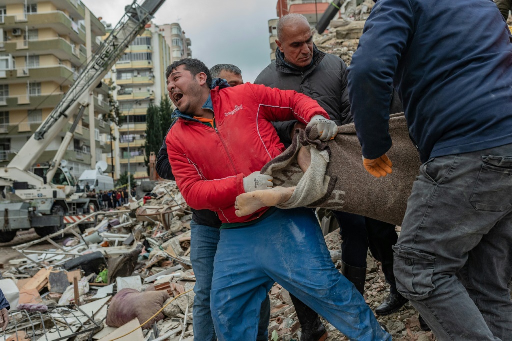 انتشال جثة من بين انقاض مبنى في اضنة في جنوب شرق تركيا في السادس من شباط/فبراير 2023 بعد زلزال بلغت قوته 7,8 درجات (ا ف ب)