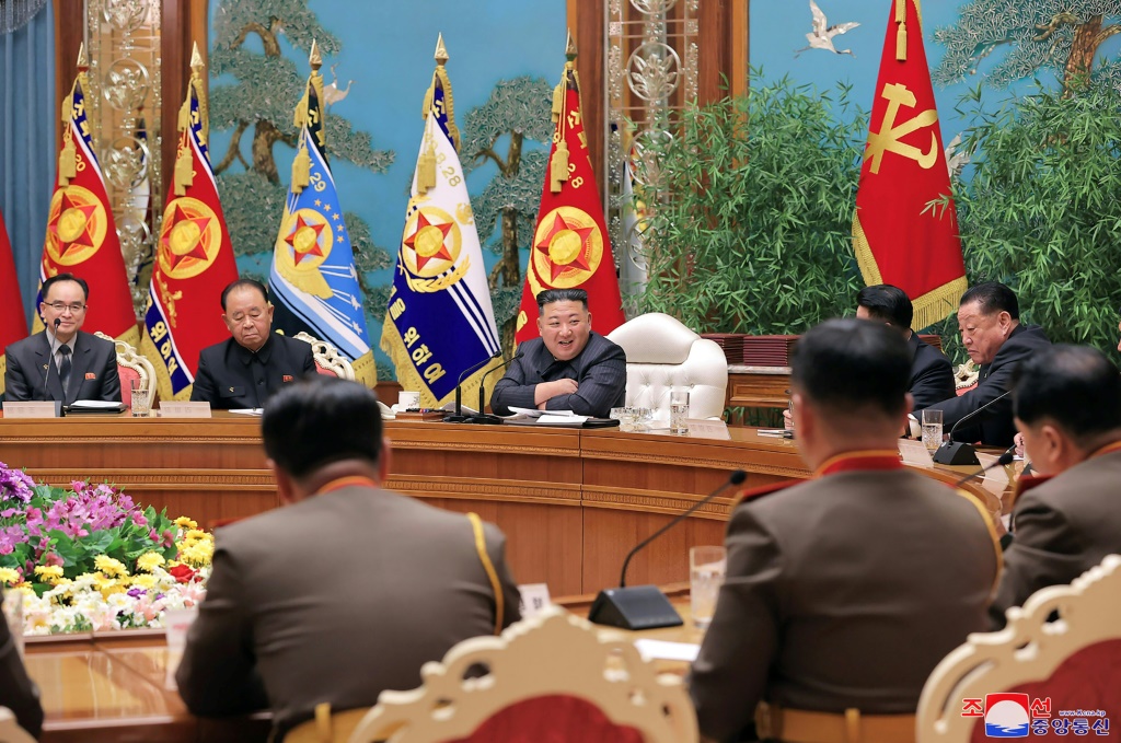 دعا زعيم كوريا الشمالية كيم جونغ أون (وسط) مؤخرًا إلى زيادة `` هائلة '' في ترسانة بيونغ يانغ النووية (ا ف ب)