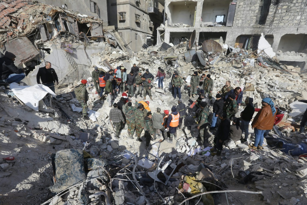 فرق الإنقاذ السورية تبحث عن ضحايا وناجين تحت أنقاض المباني المنهارة في حلب (أ ف ب)