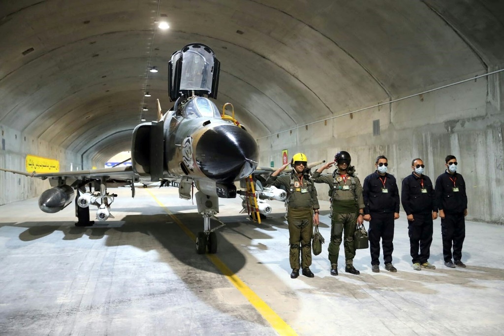     صورة وزعها الجيش الإيراني في السابع من شباط/فبراير 2023 لقاعدة جوية تحت الأرض للطائرات المقاتلة. (ا ف ب)