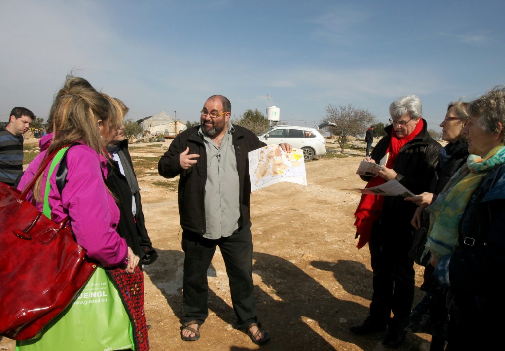 المدافع الإسرائيلي عن حقوق الإنسان يهودا شاؤول أثناء زيارة لأعضاء في البرلمان الأوروبي إلى قرية سوسيا جنوب شرق الخليل في الضفة الغربية المحتلة في 10 شباط/فبراير 2016 (ا ف ب)