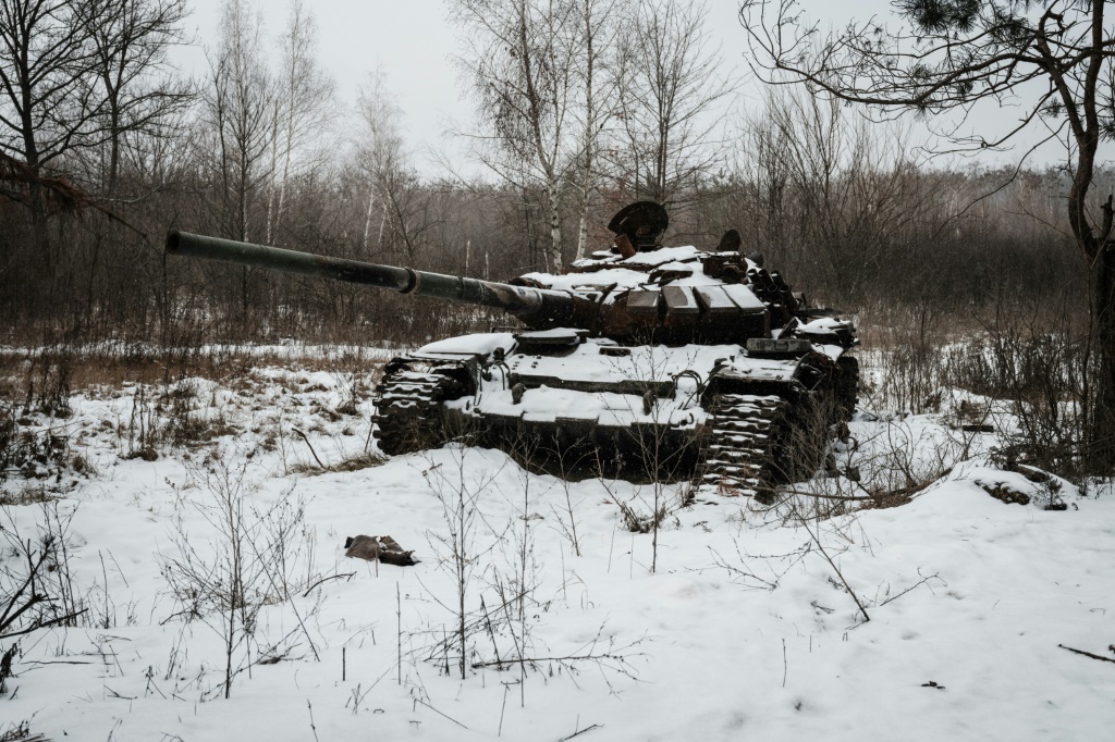 دبابة قتالية مهجورة في الثلج قرب من يامبيل في السادس من شباط/فبراير 2023 (ا ف ب)