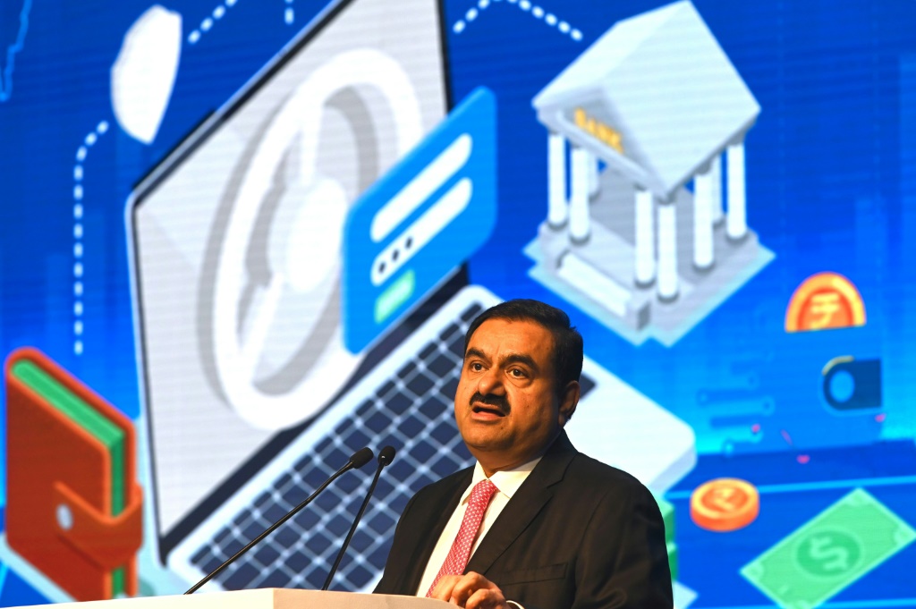رجل الأعمال الهندي غوتام اداني في مؤتمر في بومباي في 19 تشرين الثاني/نوفمبر 2023 (ا ف ب)