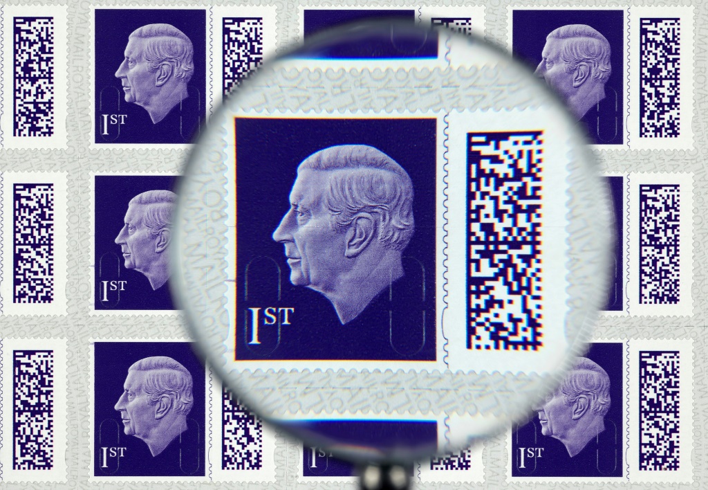 أول طوابع تحمل صورة تشارلز الثالث، في صورة نشرتها هيئة البريد الملكية البريطانية (رويال ميل) في لندن في السابع من شباط/فبراير 2023 (ا ف ب)