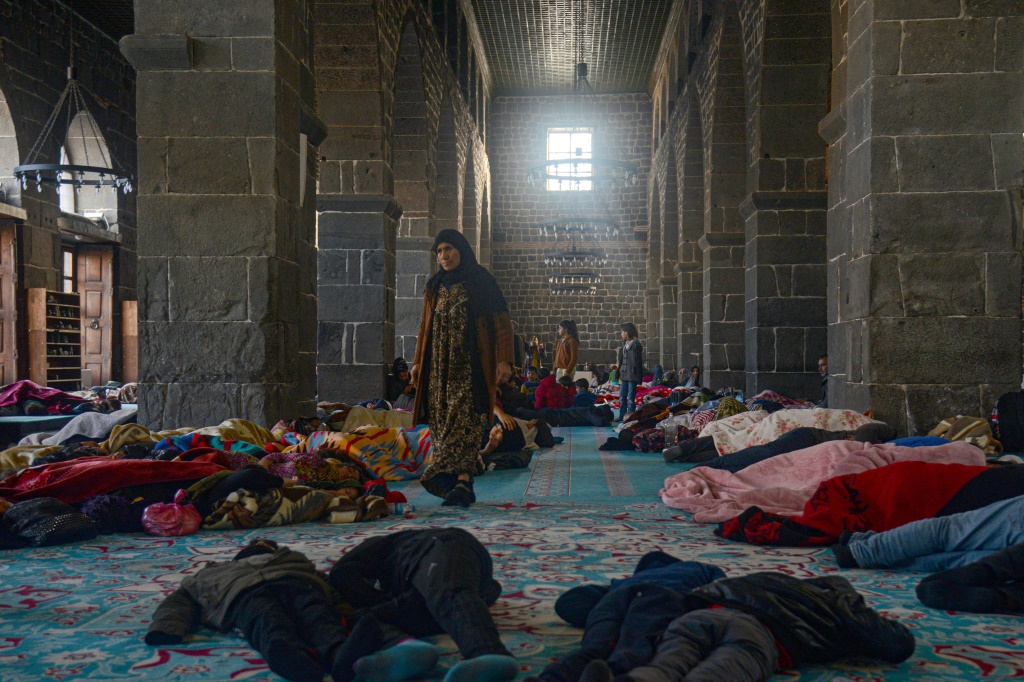    عشرات العائلات التي فرت من الحرب الأهلية السورية تحتمي من زلزال تركيا في مسجد ديار بكر الأثري (أ ف ب)