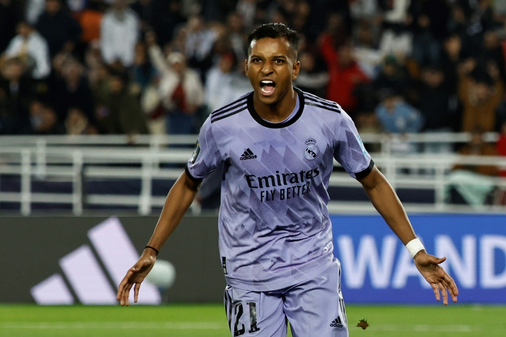 البرازيلي رودريغو محتفلاً بتسجيل الهدف الثالث لريال مدريد الإسباني في مرمى الأهلي المصري بنصف نهائي مونديال الأندية في العاصمة الغربية الرباط. 8 شباط/فبراير 2023 (ا ف ب)