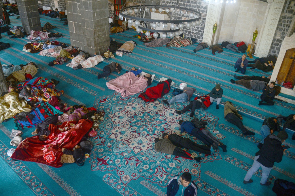 ناجون من زلزال مدمّر في مسجد دياربكر في تركيا في8 شباط/فبراير 2023 (ا ف ب)