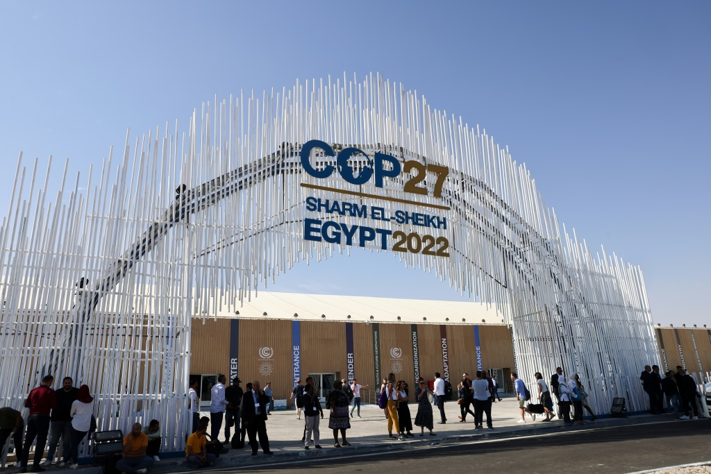 مدخل مركز شرم الشيخ الدولي للمؤتمرات حيث عقد مؤتمر المناخ كوب27، في 5 تشرين الثاني/نوفمبر 2022 (ا ف ب)