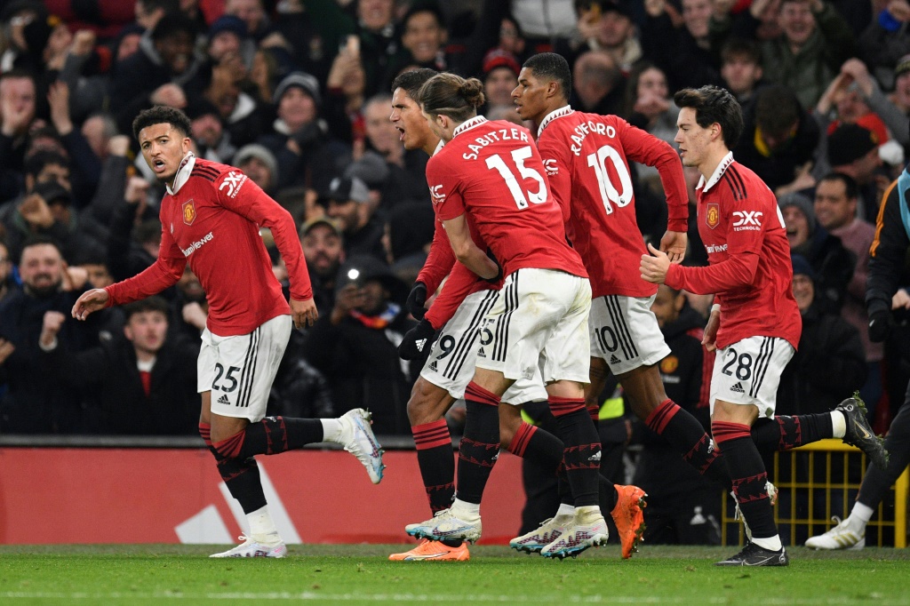 لاعبو مانشستر يونايتد يحتفلون بهدف جايدون سانشو ضد ليدز يونايتد في الدوري الانكليزي لكرة القدم في 8 شباط/فبراير 2023 (ا ف ب)