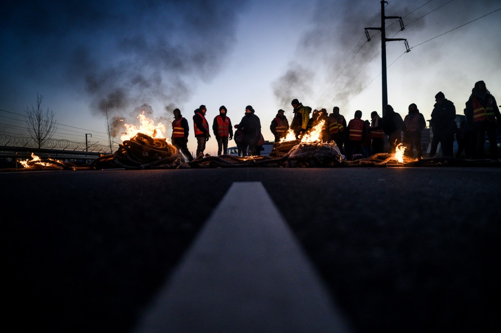 متظاهرون يضرمون النيران أمام مصفاة تابعة لتوتال إينيرجيز، في 8 شباط/فبراير 2023 (ا ف ب)