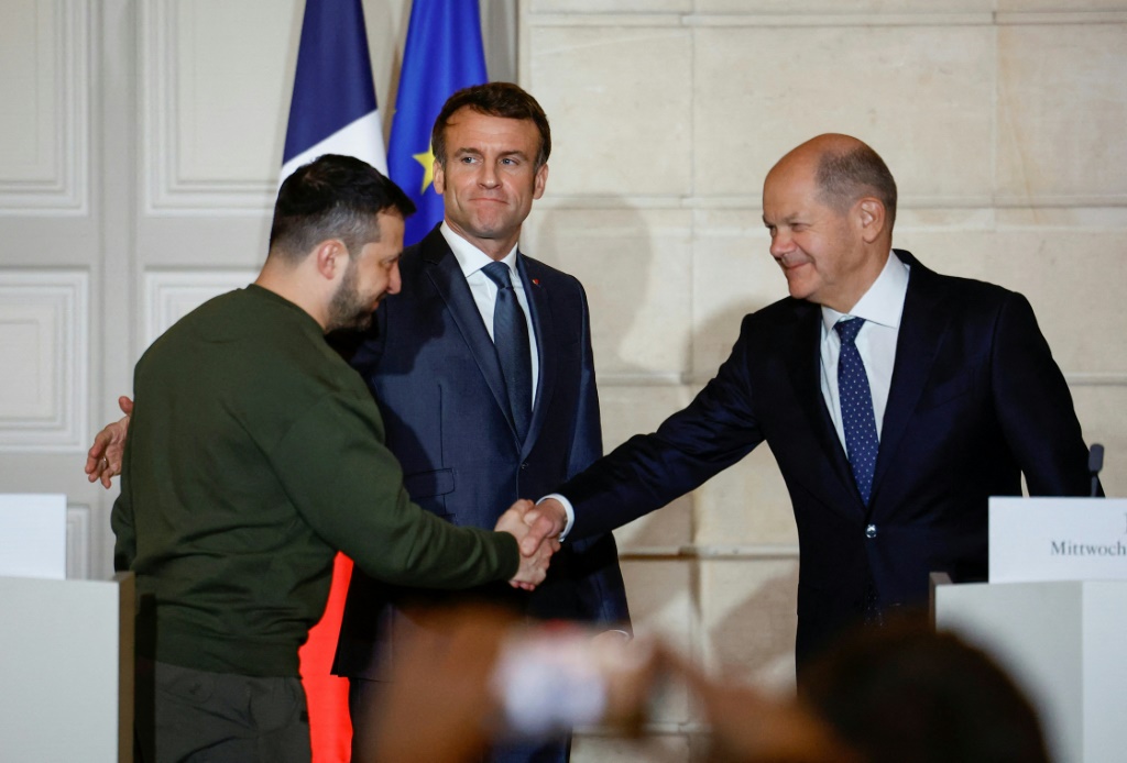 الرئيس الأوكراني فولوديمير زيلينسكي يصافح المستشار الألماني أولاف شولتس خلال مؤتمر صحافي مشترك مع الرئيس الفرنسي إيمانويل ماكرون في قصر الإليزيه الرئاسي في باريس في 8 شباط/فبراير 2023 (ا ف ب)