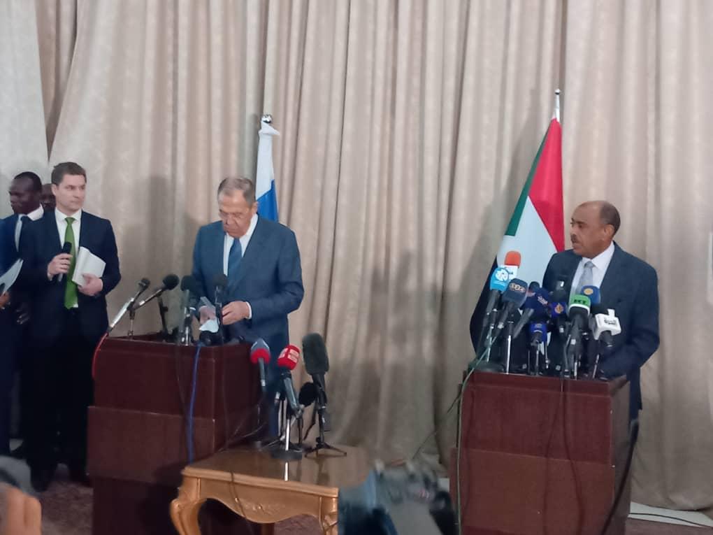 وزير خارجية السودان السفير علي الصادق مع نظيره الروسي سيرجي لافروف بمطار الخرطوم (سونا)