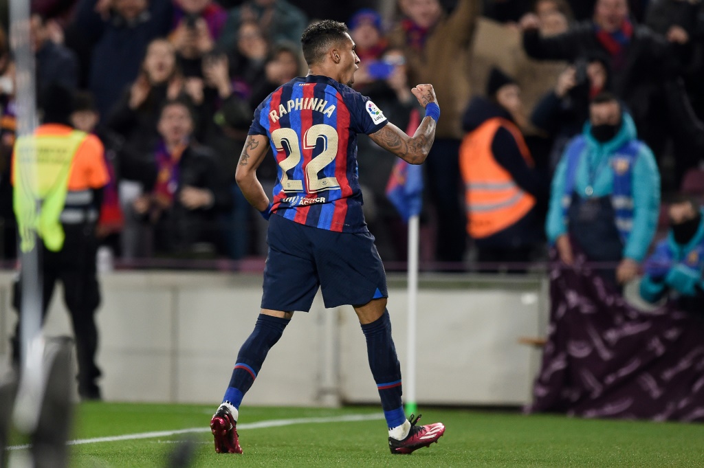 مهاجم برشلونة البرازيلي رافينيا يحتفل بهدفه في مرمى اشبيلية في الدوري الإسباني في الخامس من شباط/فبراير 2023. (ا ف ب)