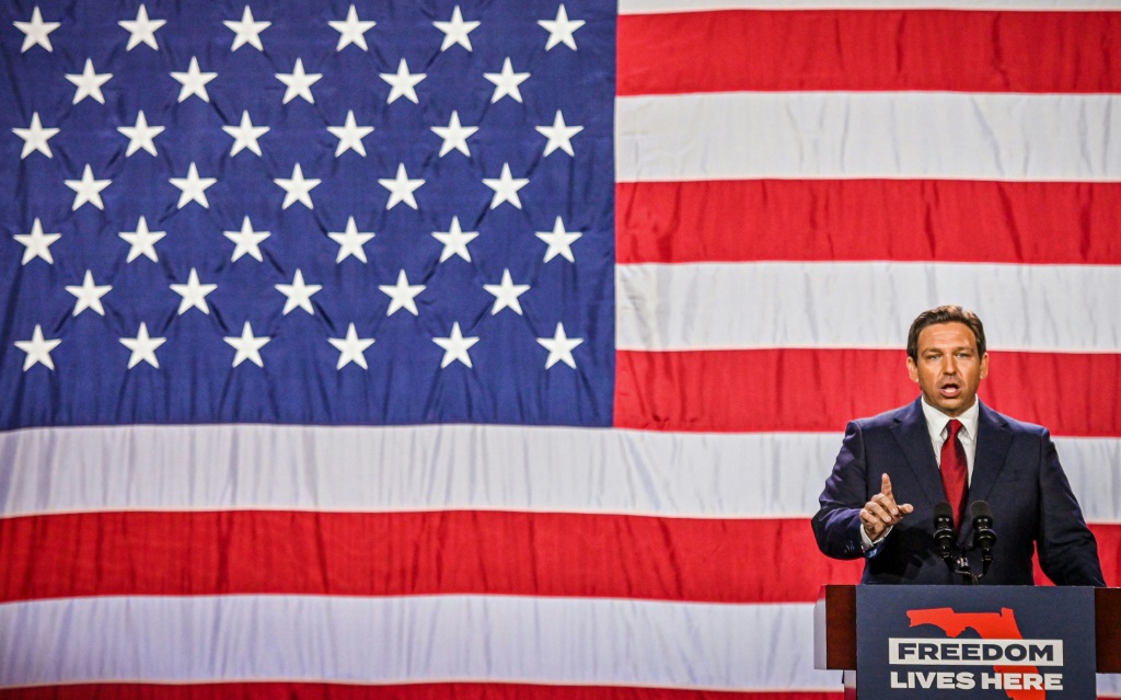 حاكم ولاية فلوريدا الأميركية رون ديسانتيس خلال تجمع انتخابي في تامبا في 8 تشرين الثاني/نوفمبر 2022 (ا ف ب)