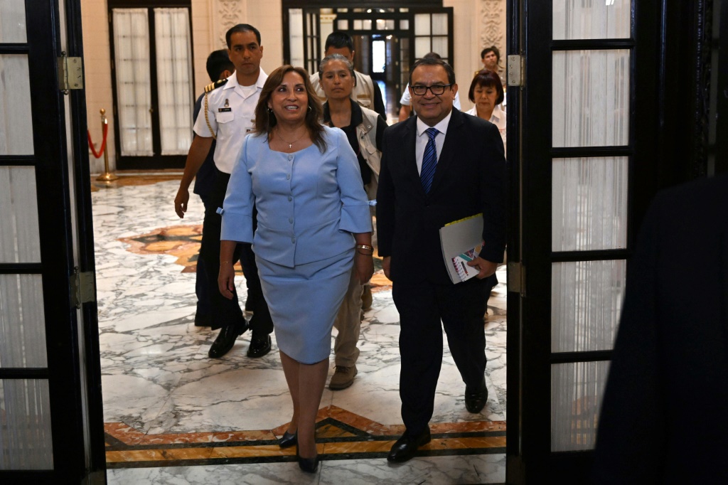 رئيسة بيرو دينا بولوارت (إلى اليسار) تصل مع رئيس الوزراء ألبرتو أوتارولا خلال مؤتمر صحفي في القصر الرئاسي في ليما ، 10 فبراير 2023 (ا ف ب)